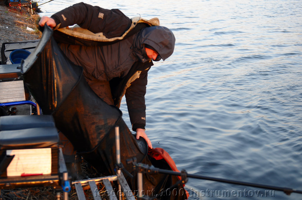 Выпуск рыбы обратно в водоём после второго тура на соревнованиях ТОП-10 тандем 2013