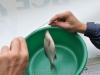 Ринат освобождает рыбу от крючка фото 4