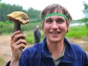 Алексей тем временем находит съедобный благородный гриб